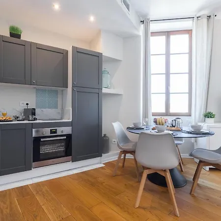 아파트 Gorgeous 1 Bdr With Gardens View In The Old Town *