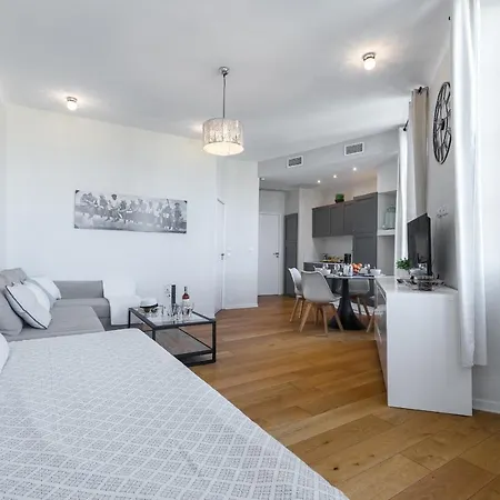 Gorgeous 1 Bdr With Gardens View In The Old Town ניס
