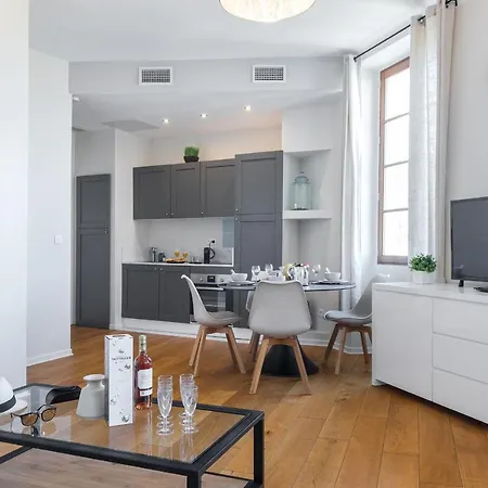Gorgeous 1 Bdr With Gardens View In The Old Town ניס